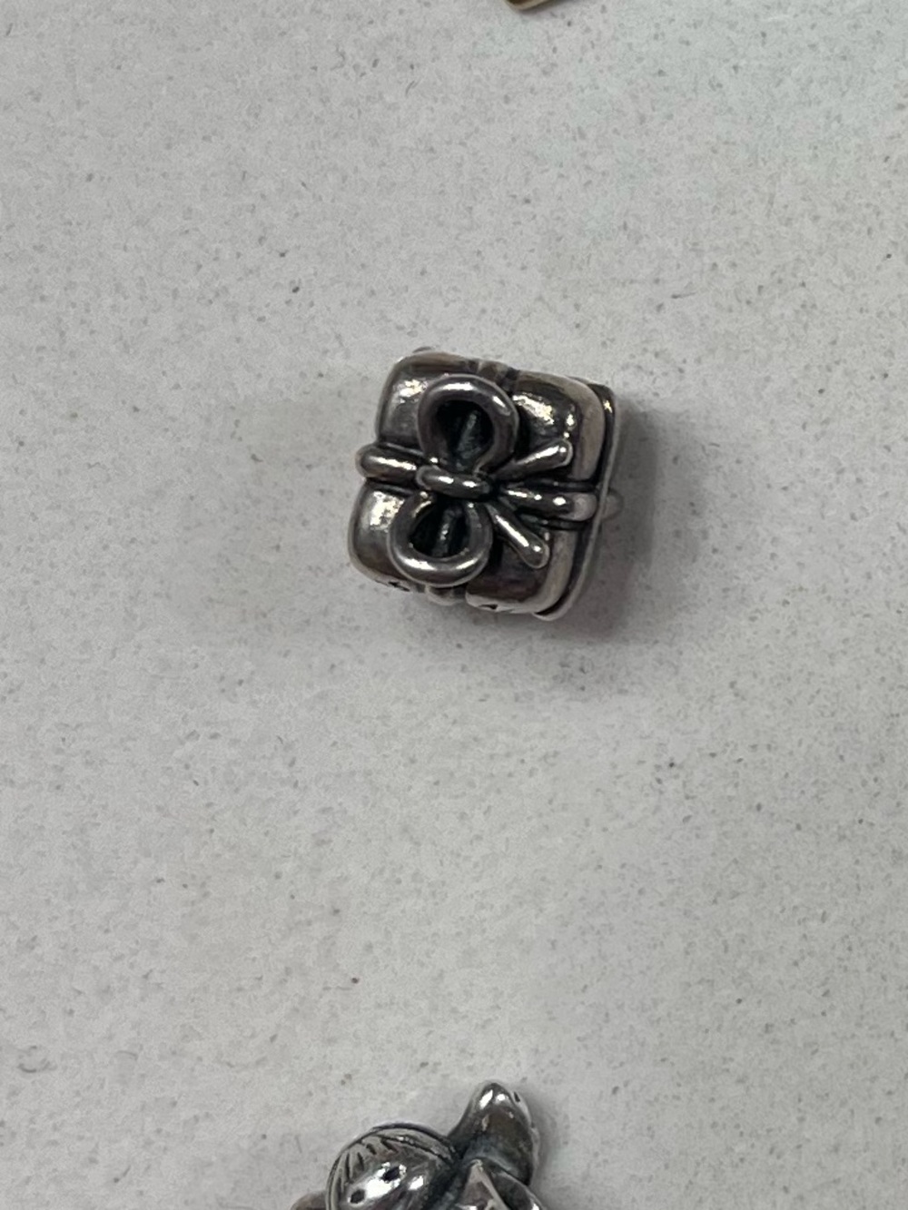 Retire Pandora S925 Present Charm